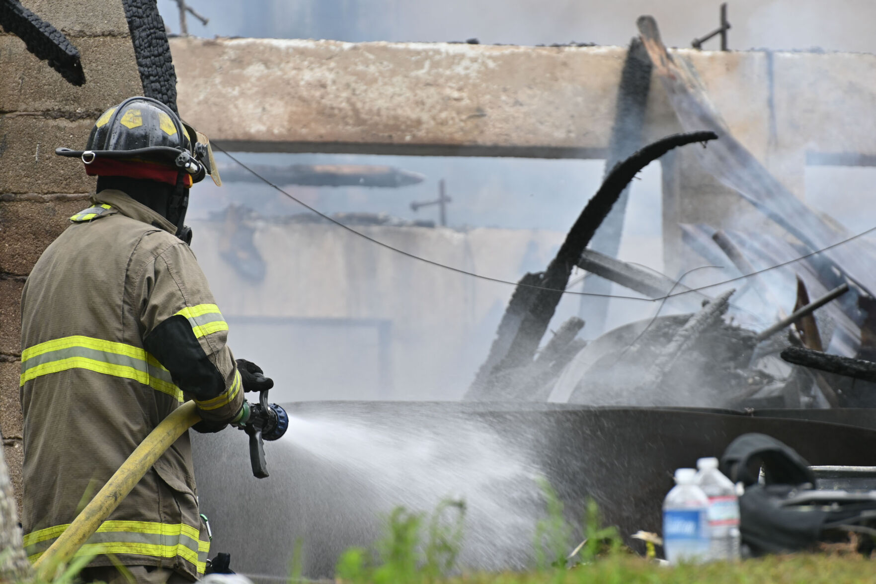 Fire engulfs abandoned Sinajana home